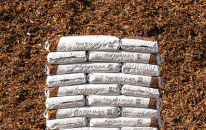 Pakendatud peen männikoor (0-15 mm) – 1 alus (51 kotti/2,55 m³)