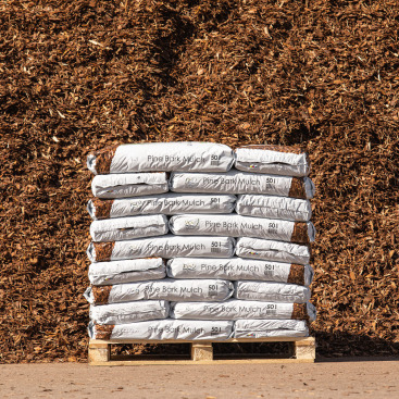 Pakendatud keskmine männikoor (15-50 mm) – 1 alus (51 kotti/2,55 m³)